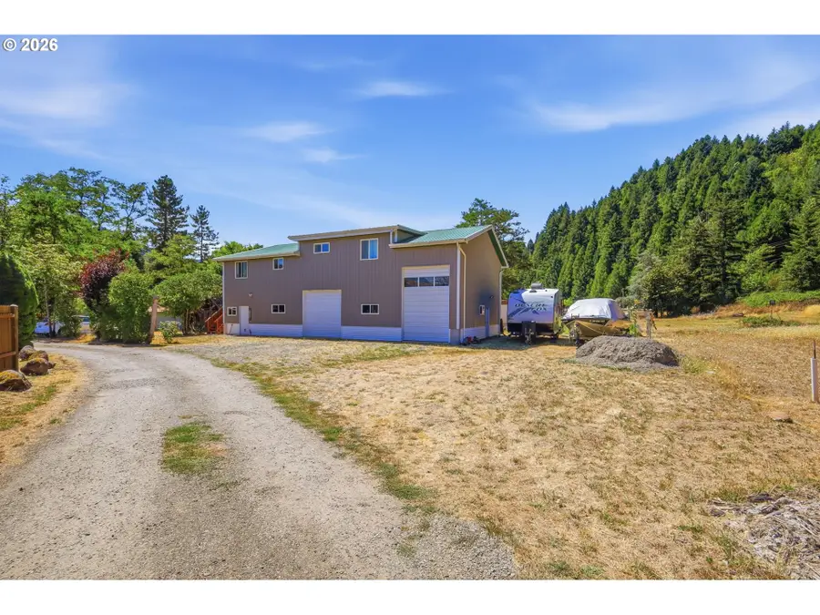 76566 Davis Rd, Oakridge, OR 97463 - #2