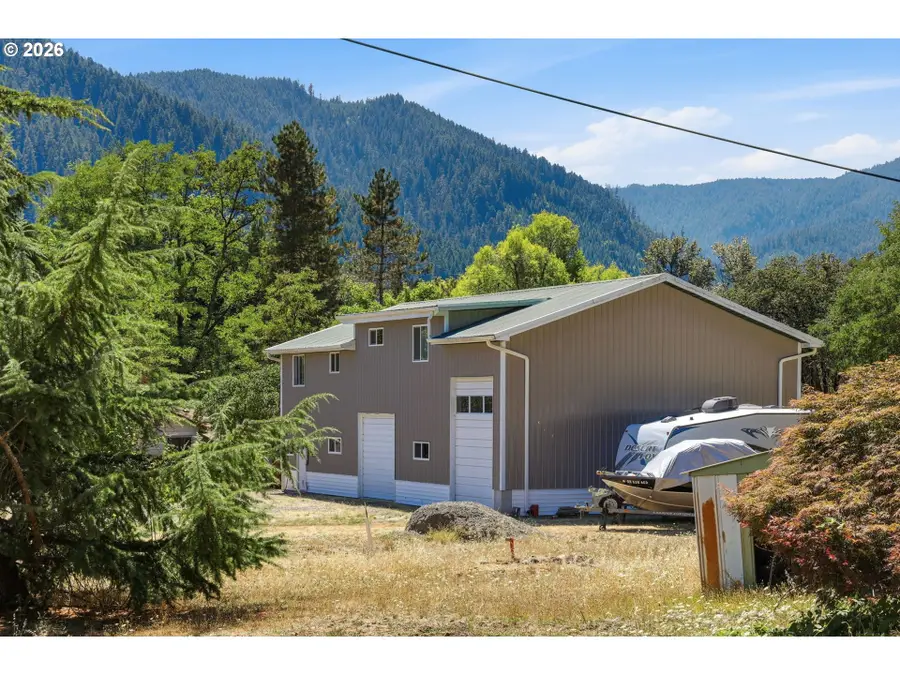 76566 Davis Rd, Oakridge, OR 97463 - #3