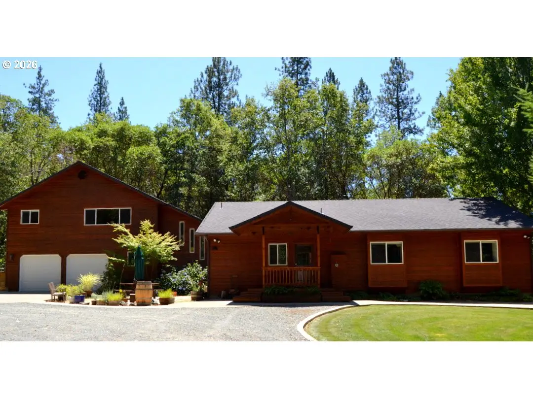 737 Pinecrest Dr, Grants Pass, OR 97526 - #1