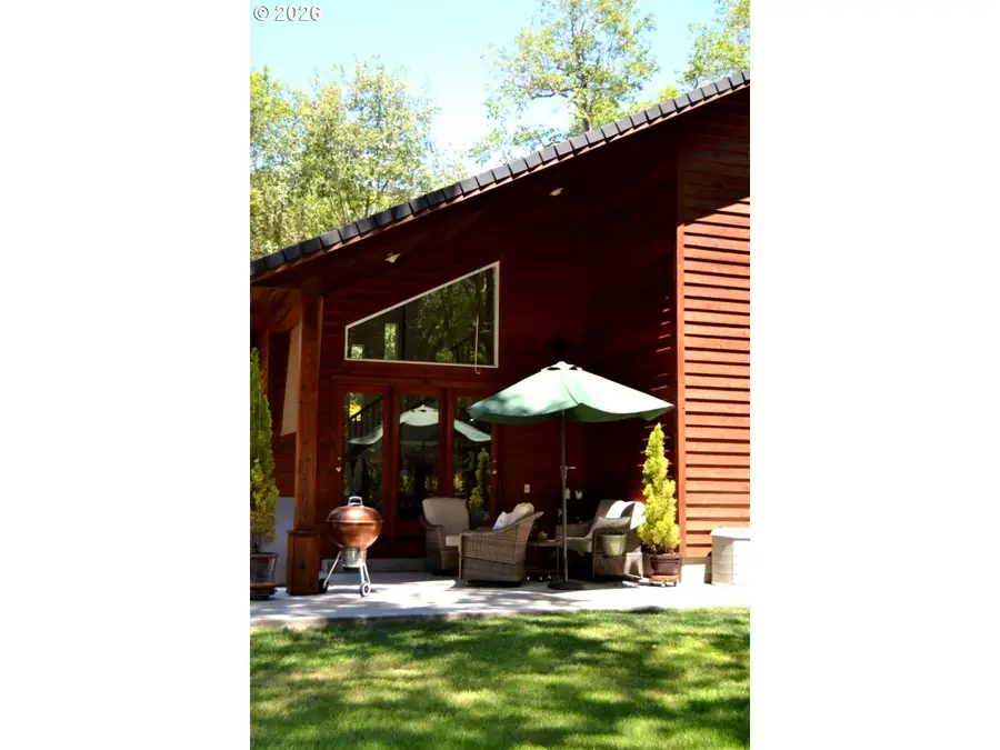 737 Pinecrest Dr, Grants Pass, OR 97526 - #3