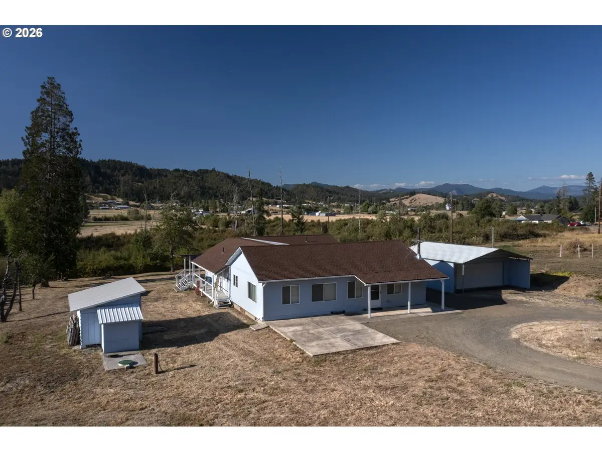 582 Valley View Rd, Sutherlin, OR 97479 - #1