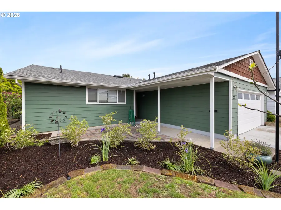2219 Santiam Dr, Woodburn, OR 97071 - #2