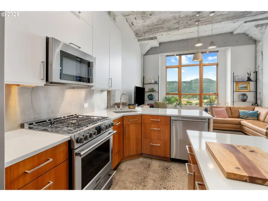 312 Columbia St, Hood River, OR 97031 - #3