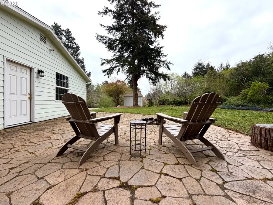 1157 8th St, Bandon, OR 97411 - #3