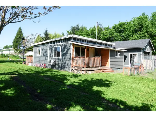 387 4th St, Dillard, OR 97432