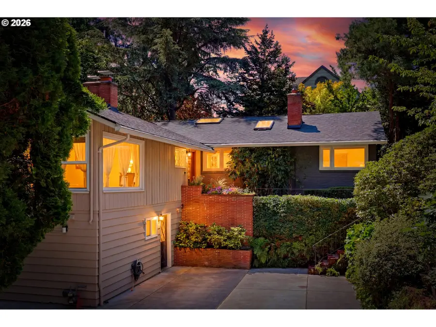 2210 SW Broadway Dr, Portland, OR 97201 - #2