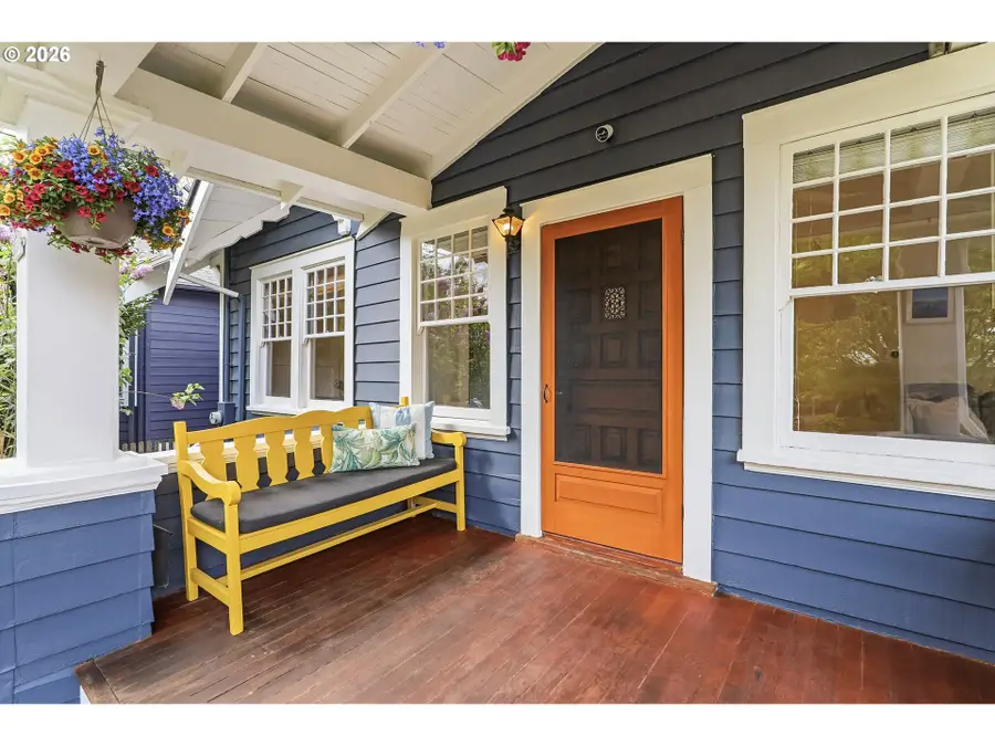 3557 NE Hollyrood Ct, Portland, OR 97212 - #3