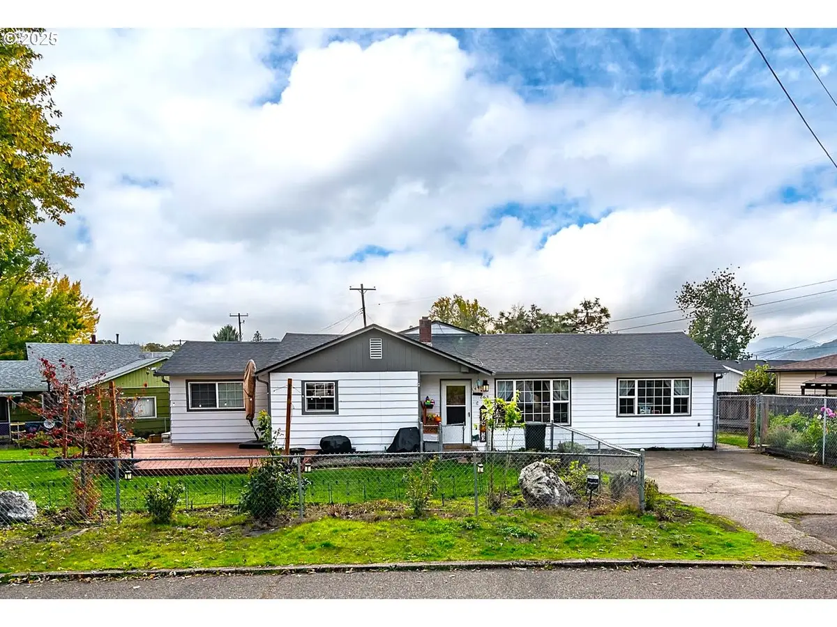 663 NE Knoll Ave, Roseburg, OR 97470 - #1