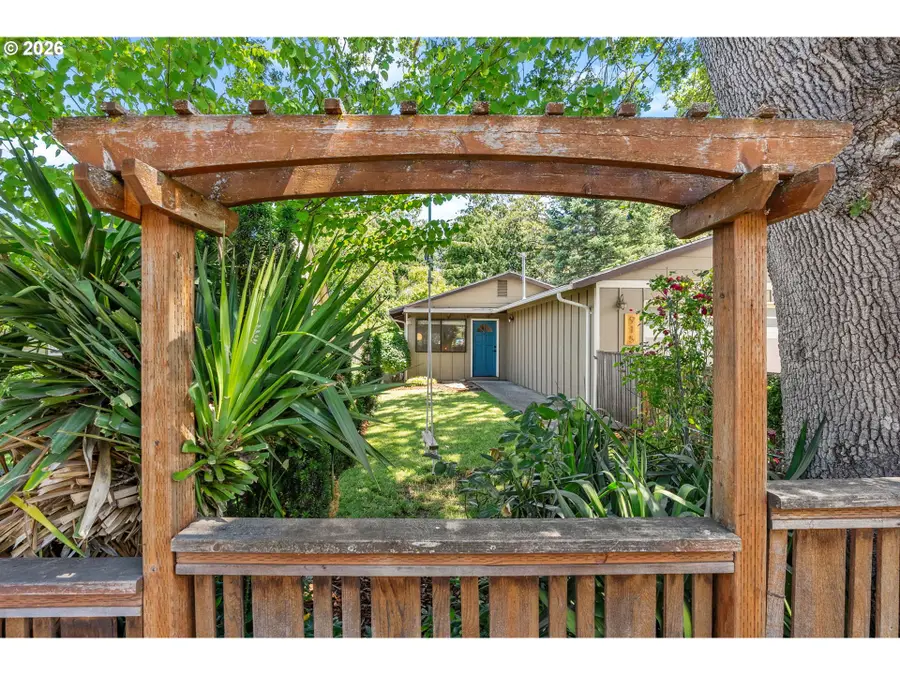 915 7th St, Hood River, OR 97031 - #3