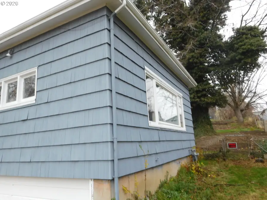 110 N Broad St, Weston, OR 97886 - #3