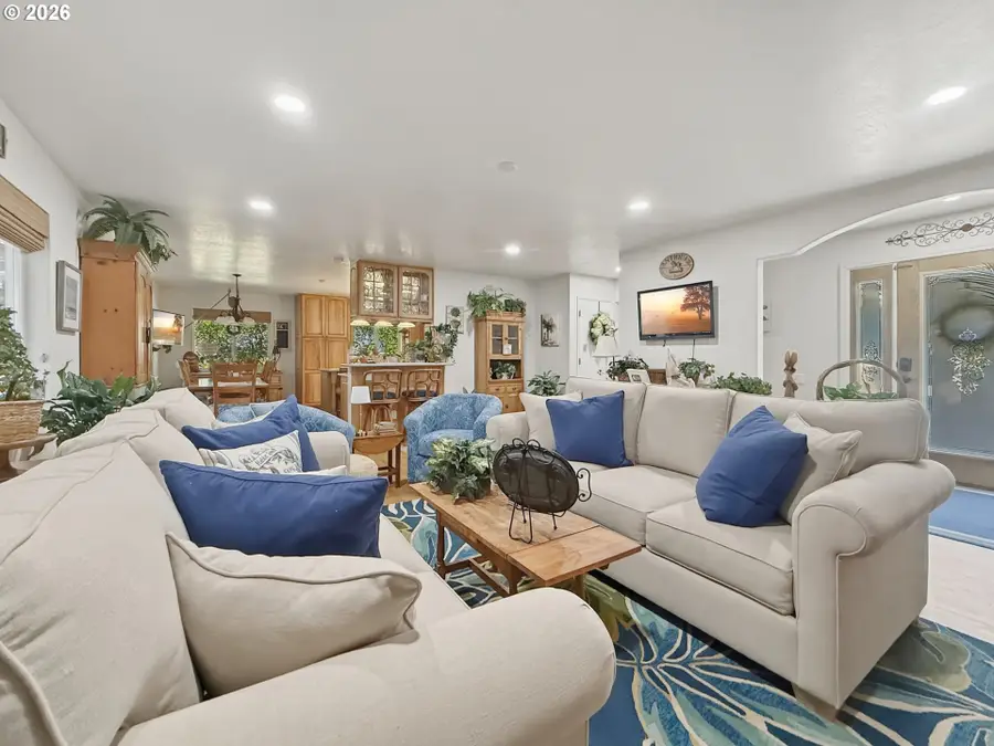 1099 Parkview Dr, Brookings, OR 97415 - #2