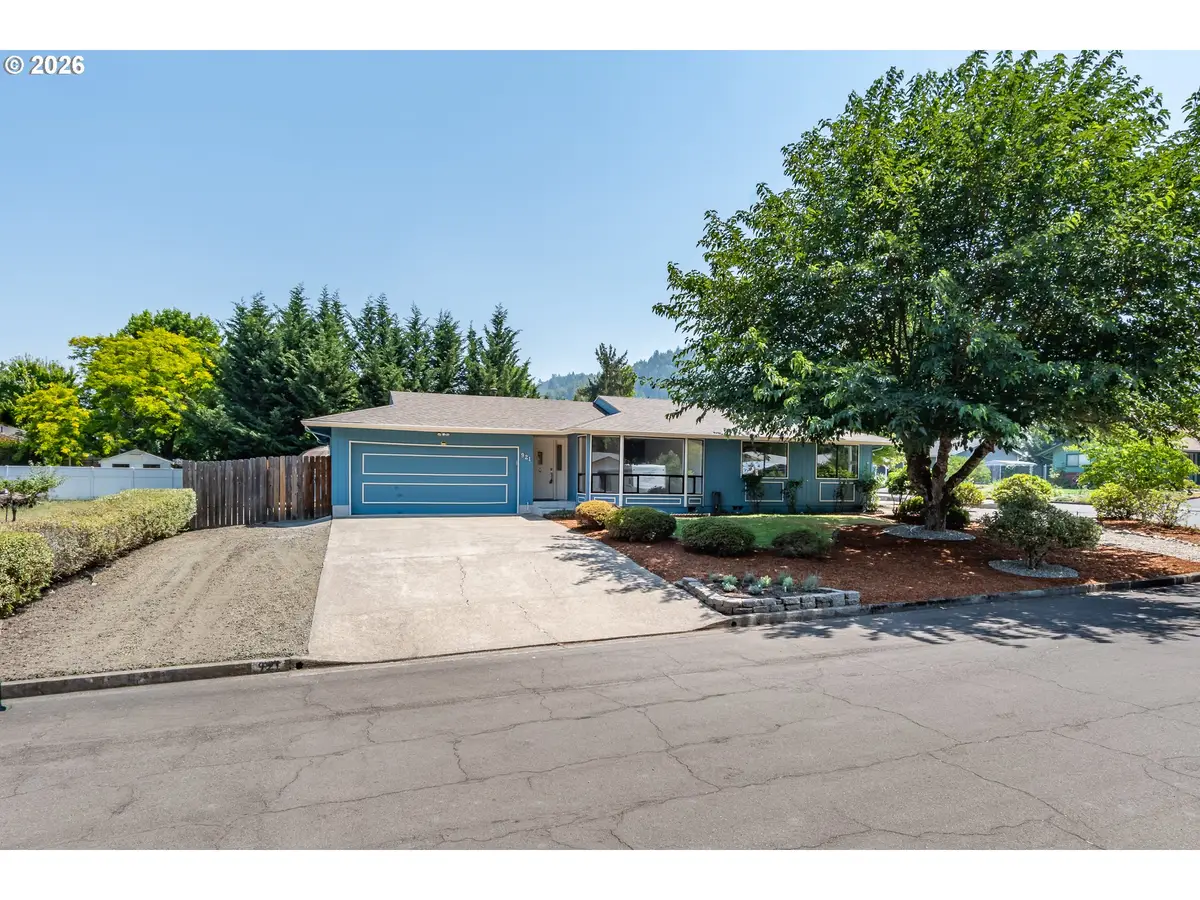 921 W Hickory St, Roseburg, OR 97471 - #1