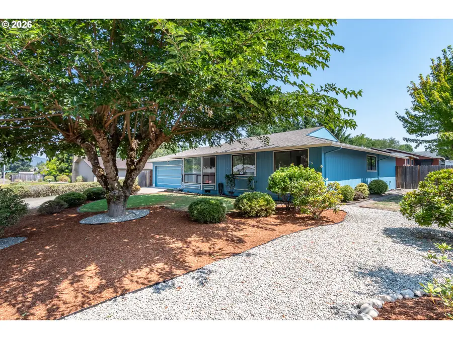 921 W Hickory St, Roseburg, OR 97471 - #2