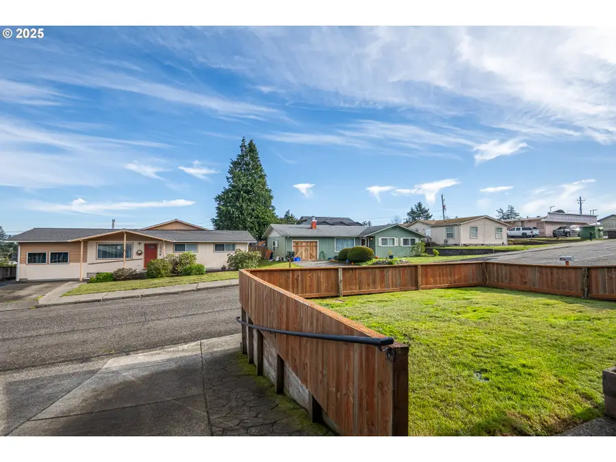 1960 Lincoln St, North Bend, OR 97459 - Image #3