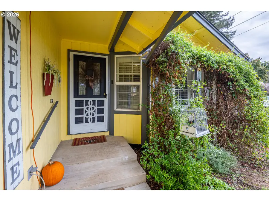 90 S 17th St, Cottage Grove, OR 97424 - #3