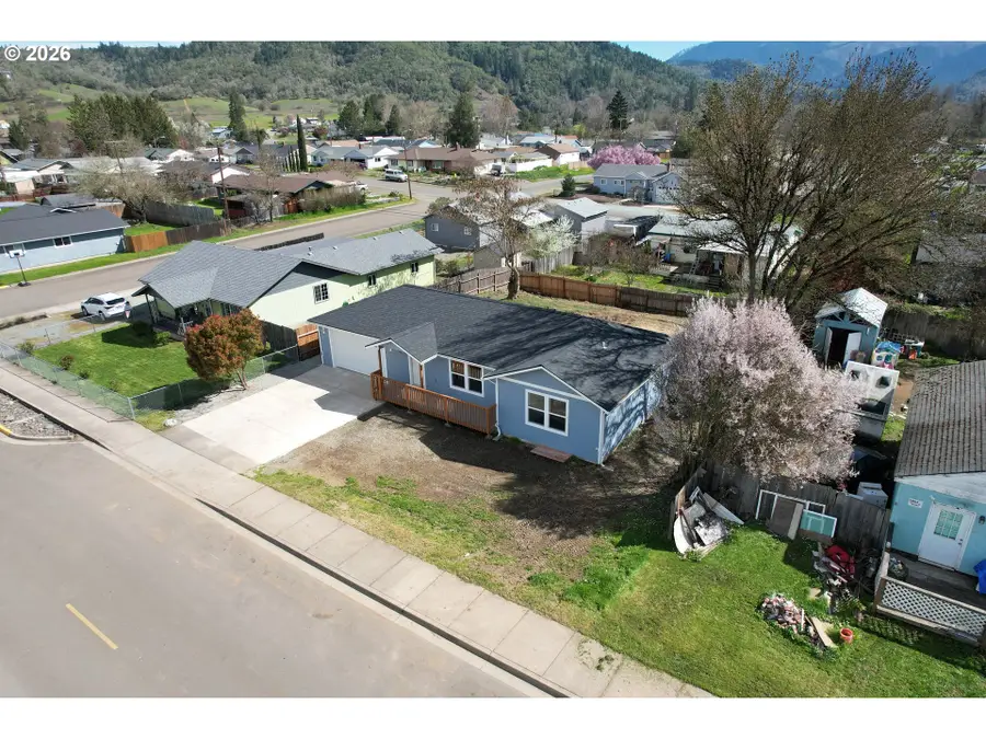 579 E 4th Ave, Riddle, OR 97469 - #2