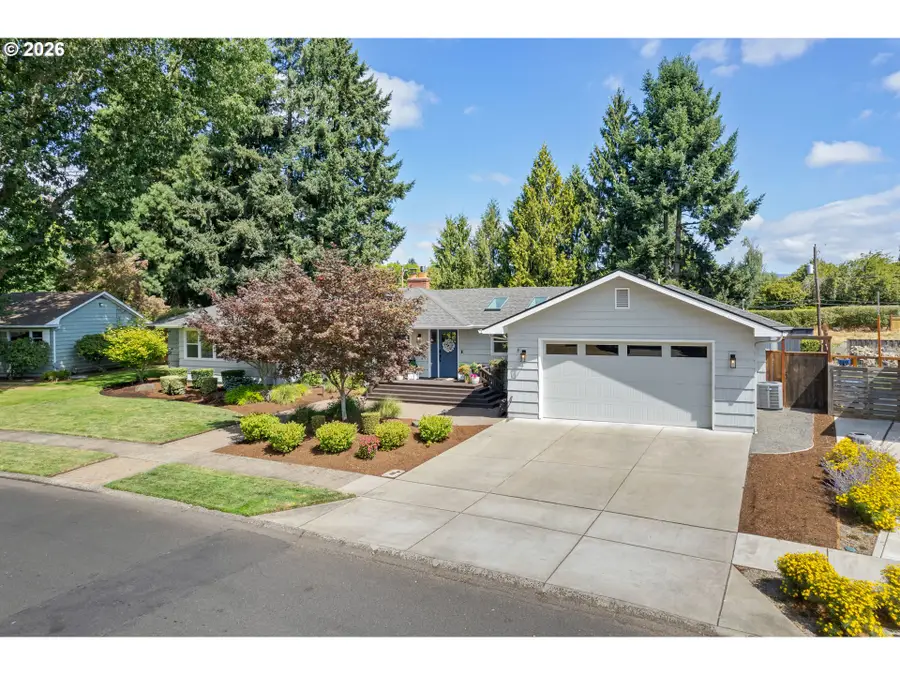 545 Dartmoor Dr, Eugene, OR 97401 - #2