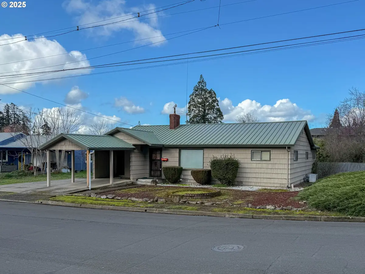 1042 W Brown Ave, Roseburg, OR 97471 - Image #1