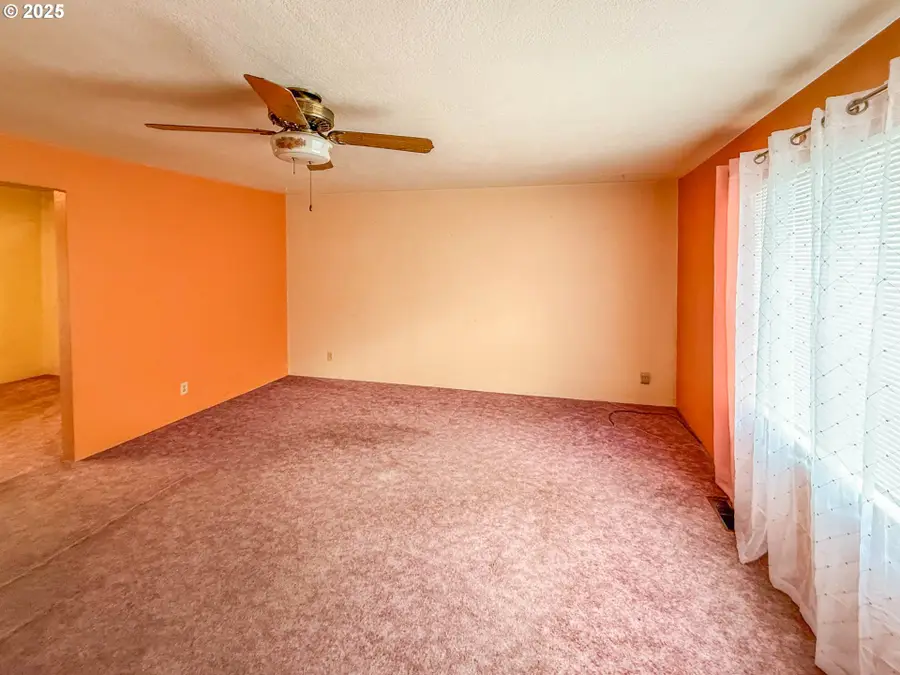 1042 W Brown Ave, Roseburg, OR 97471 - Image #2