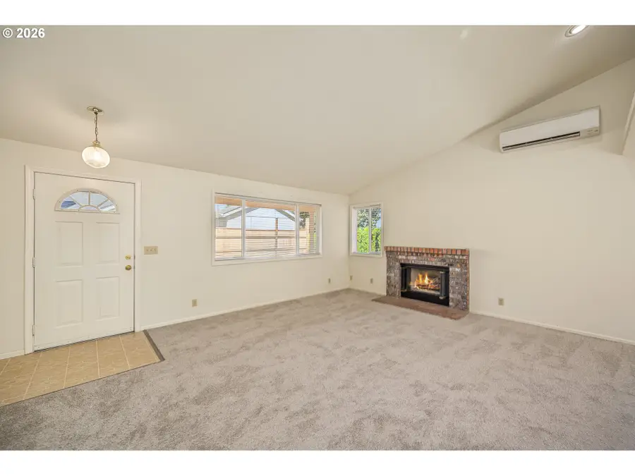 639 S 70th St, Springfield, OR 97478 - #2