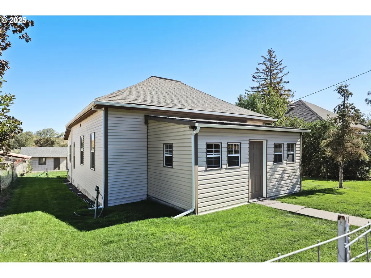 407 SW Fourth St, Grass Valley, OR 97029 - #1