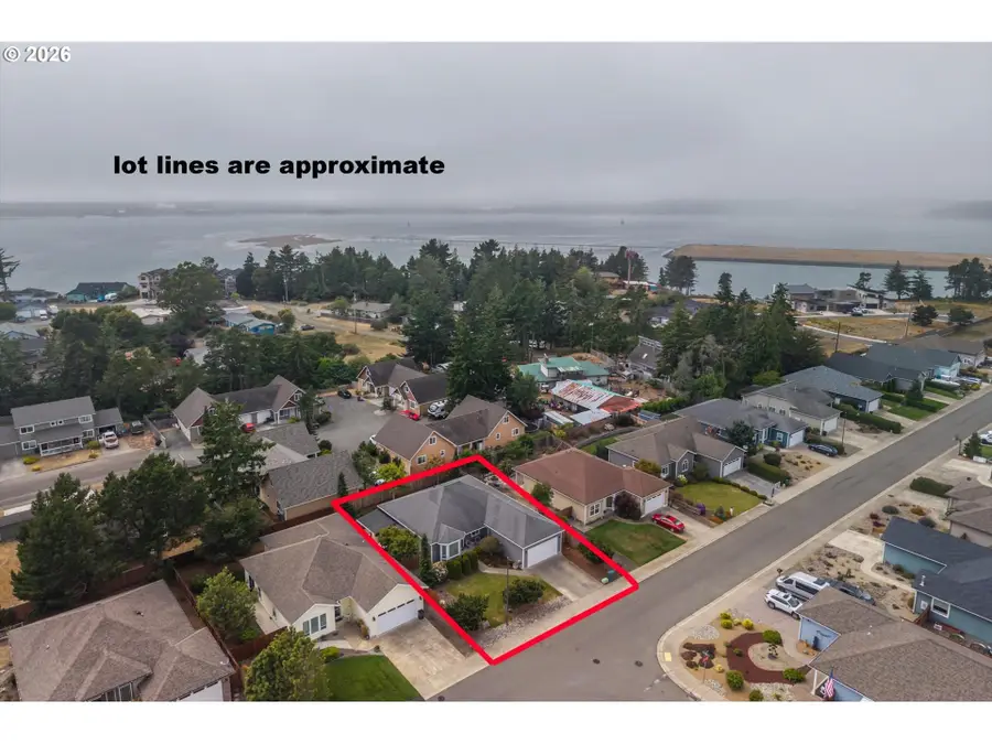 1930 Roosevelt St, North Bend, OR 97459 - #2