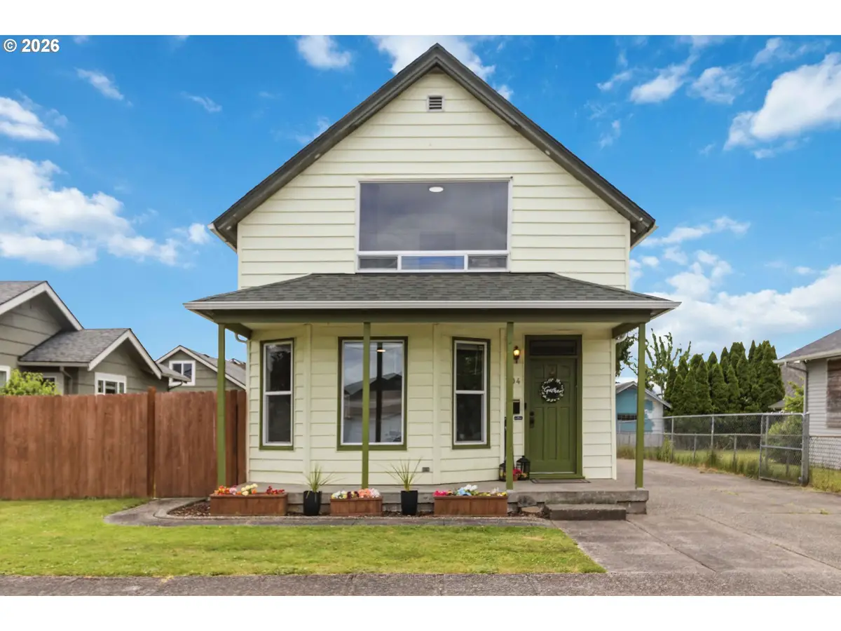 704 Columbia St, Kelso, WA 98626 - #1