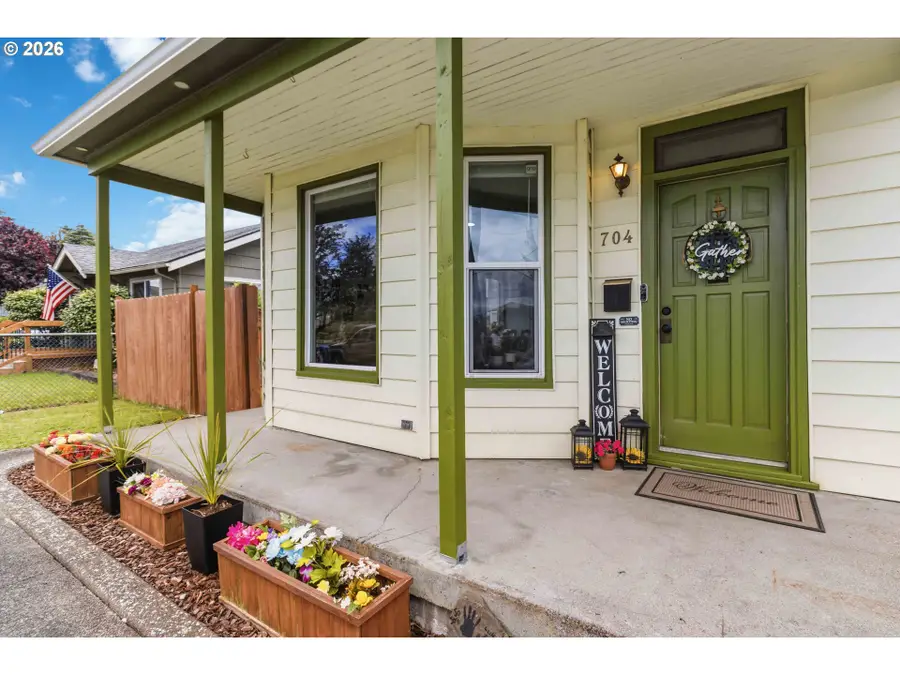 704 Columbia St, Kelso, WA 98626 - #2