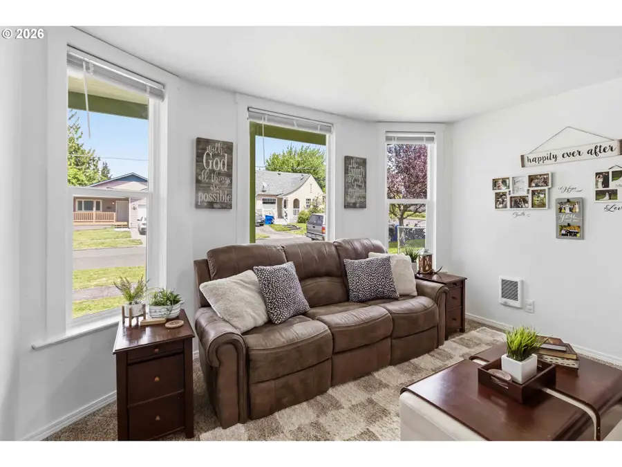 704 Columbia St, Kelso, WA 98626 - #3