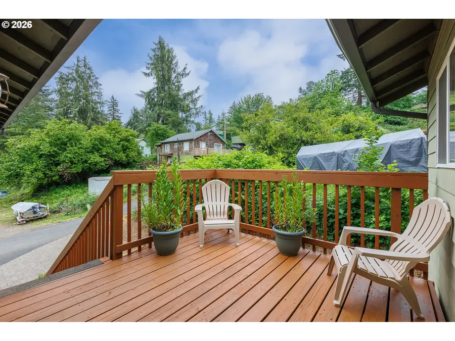 654 NE 8th Pl, Toledo, OR 97391 - #3