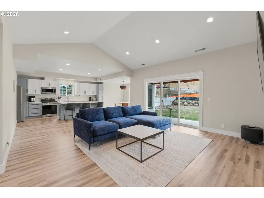 630 S 10th St, Creswell, OR 97426 - #2