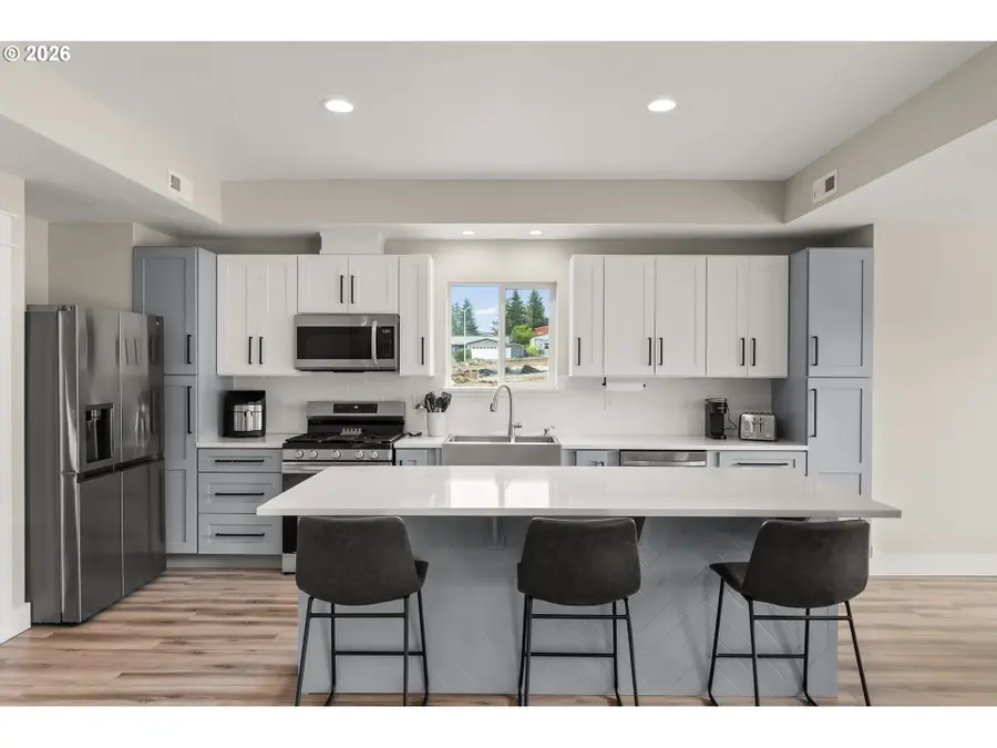 630 S 10th St, Creswell, OR 97426 - #3