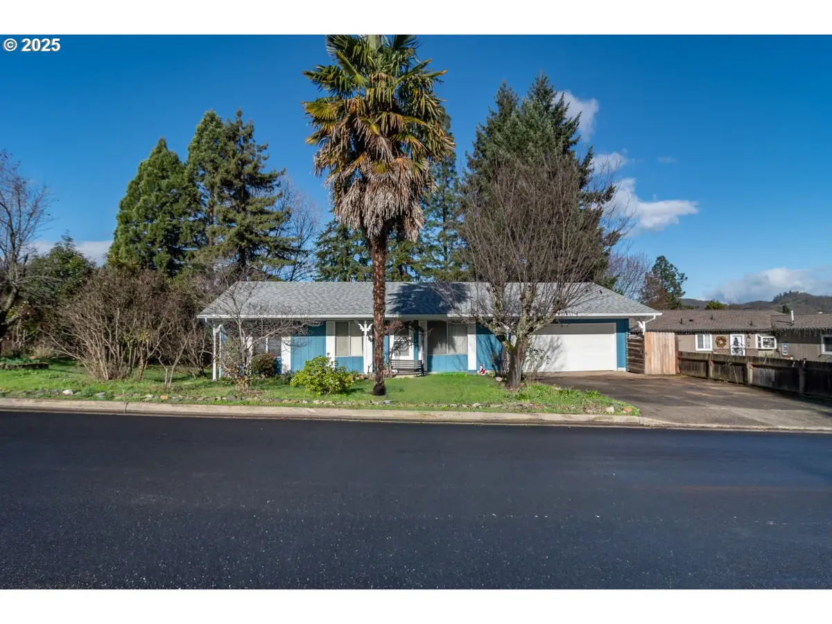 2020 Del Mar Dr, Roseburg, OR 97471 - Image #1
