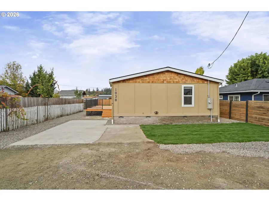 1038 NE Willow St, Roseburg, OR 97470 - #2