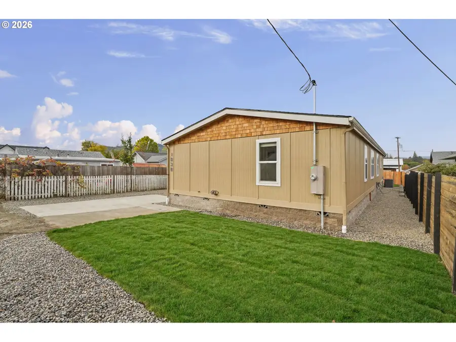 1038 NE Willow St, Roseburg, OR 97470 - #3