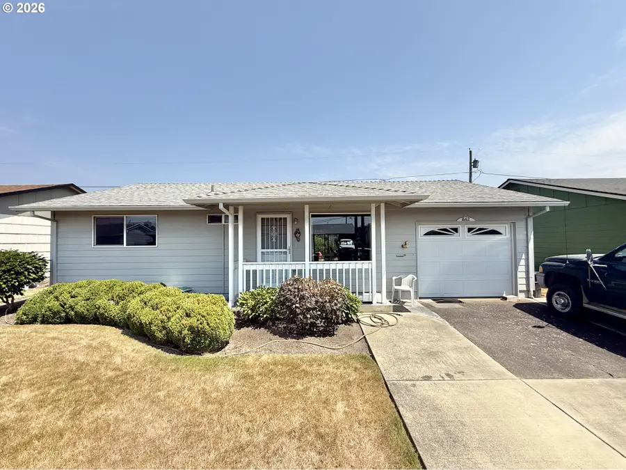 1662 Umpqua Rd, Woodburn, OR 97071 - #2