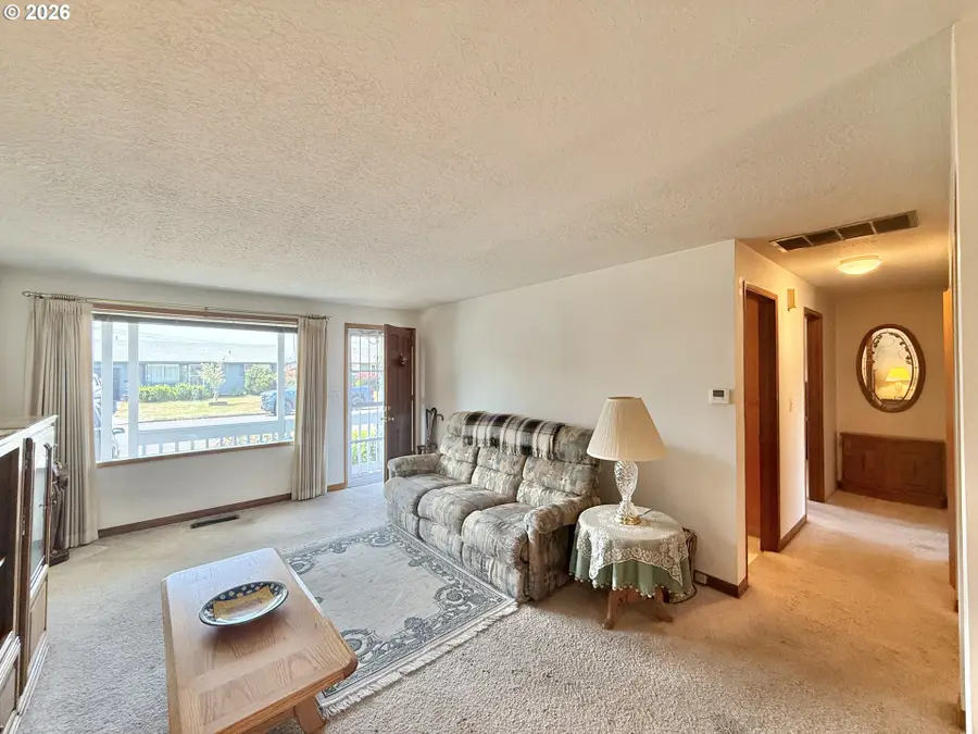 1662 Umpqua Rd, Woodburn, OR 97071 - #3