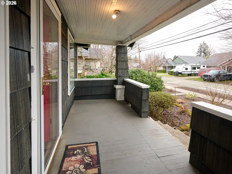 216 S James St, Silverton, OR 97381 - #3