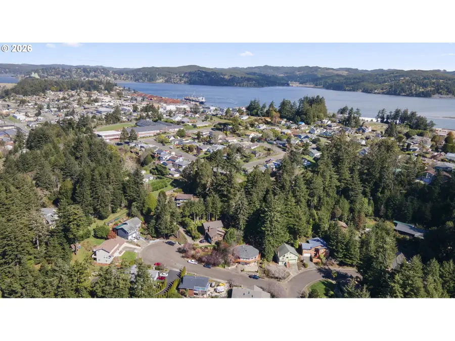 2453 Stephanie Ln, North Bend, OR 97459 - #3