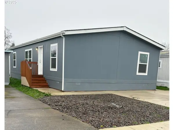 1025 S 6th St #78, Harrisburg, OR 97446