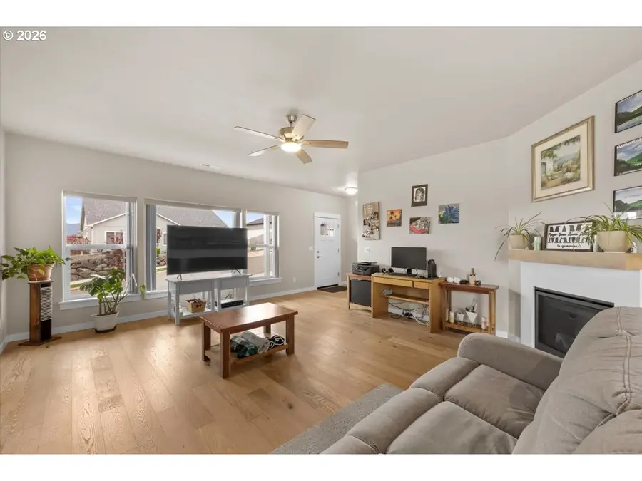 816 Pebble Creek St, Sutherlin, OR 97479 - #3