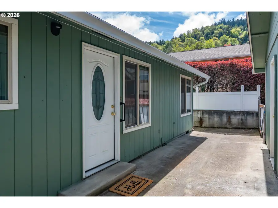 2731 W Lorraine Ave, Roseburg, OR 97471 - #2