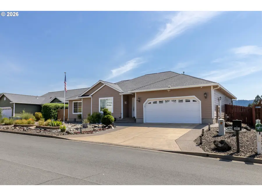 395 N Summerwood St, Roseburg, OR 97471 - #2