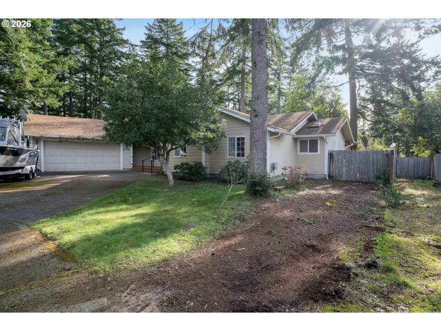 2356 N 22nd Ct, Florence, OR 97439 - Image #2