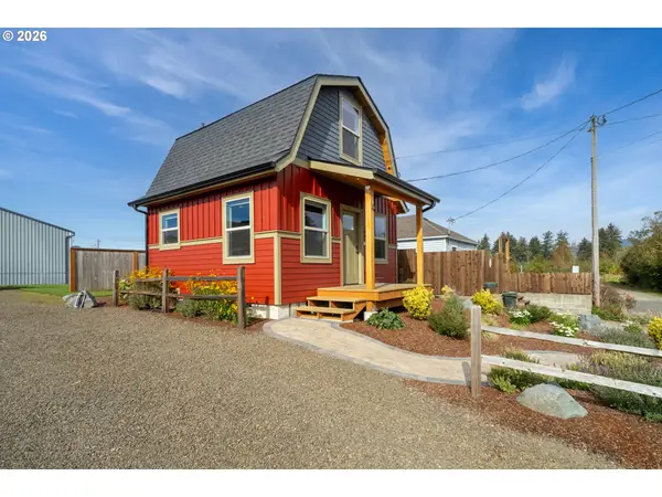 6 Douglas Ave, Tillamook, OR 97141