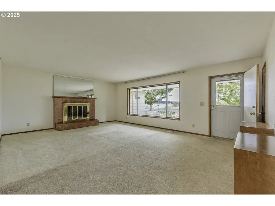 1168 NE Evergreen Rd, Hillsboro, OR 97124 - Image #2