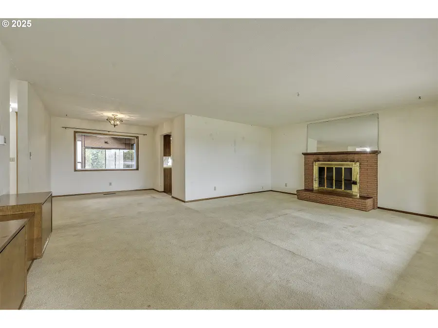 1168 NE Evergreen Rd, Hillsboro, OR 97124 - Image #3