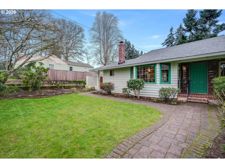 160 S Center St, Silverton, OR 97381 - #2