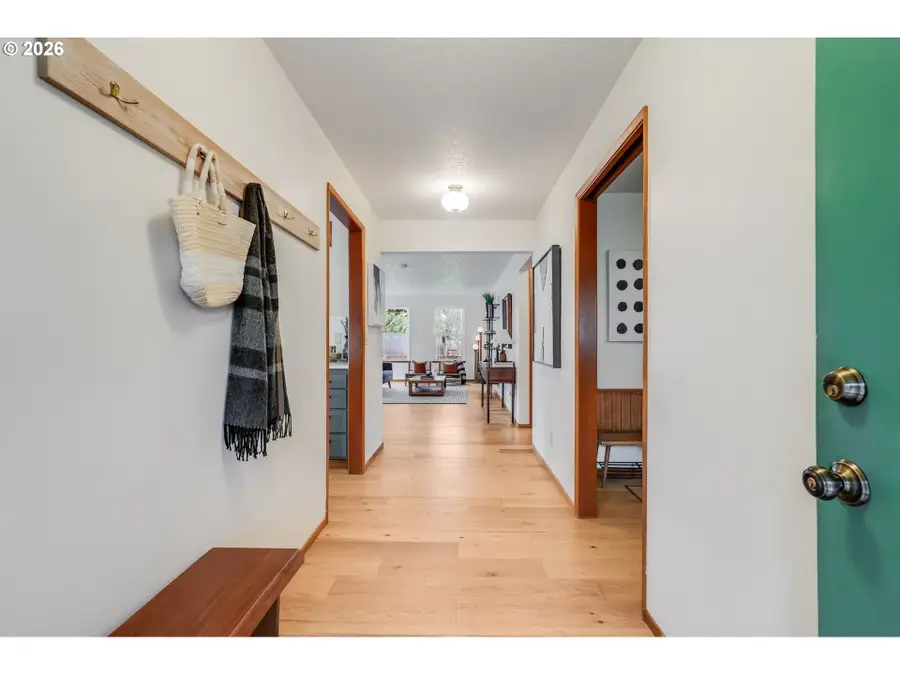 160 S Center St, Silverton, OR 97381 - #3