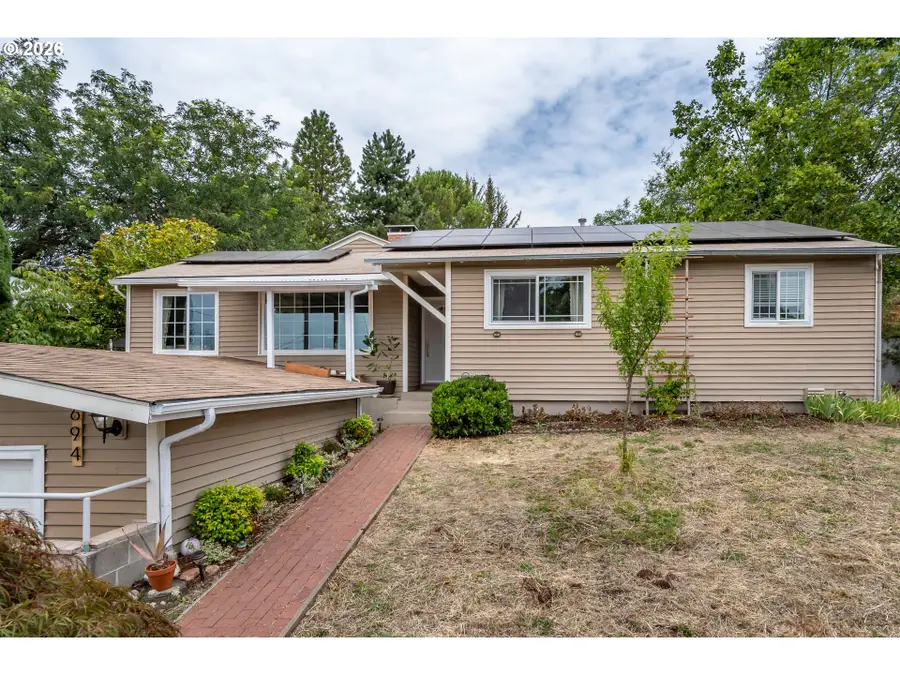 694 NE Knoll Ave, Roseburg, OR 97470 - #2